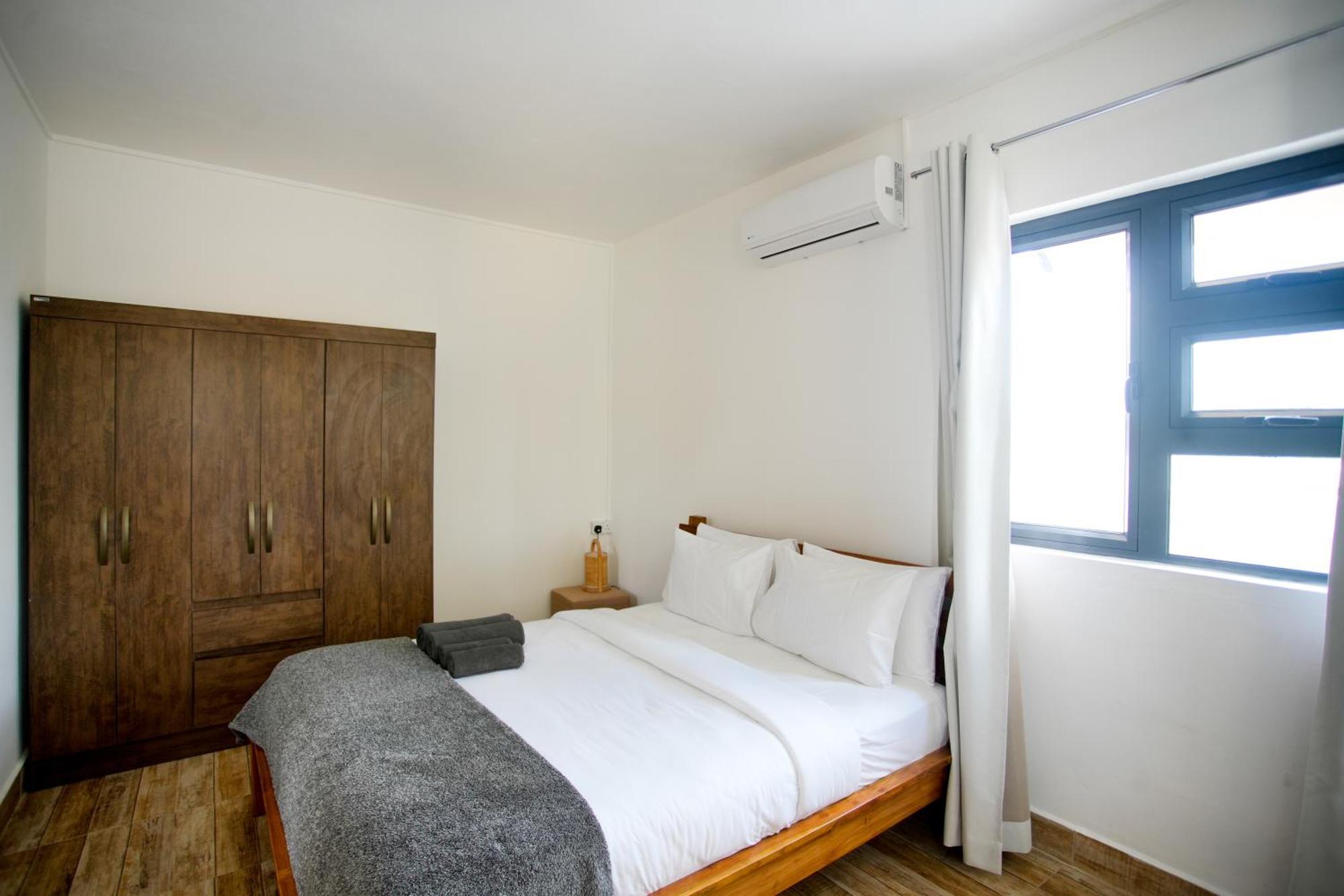 Spacious 4 Bed With Bbq, Pool & Parking Villa *