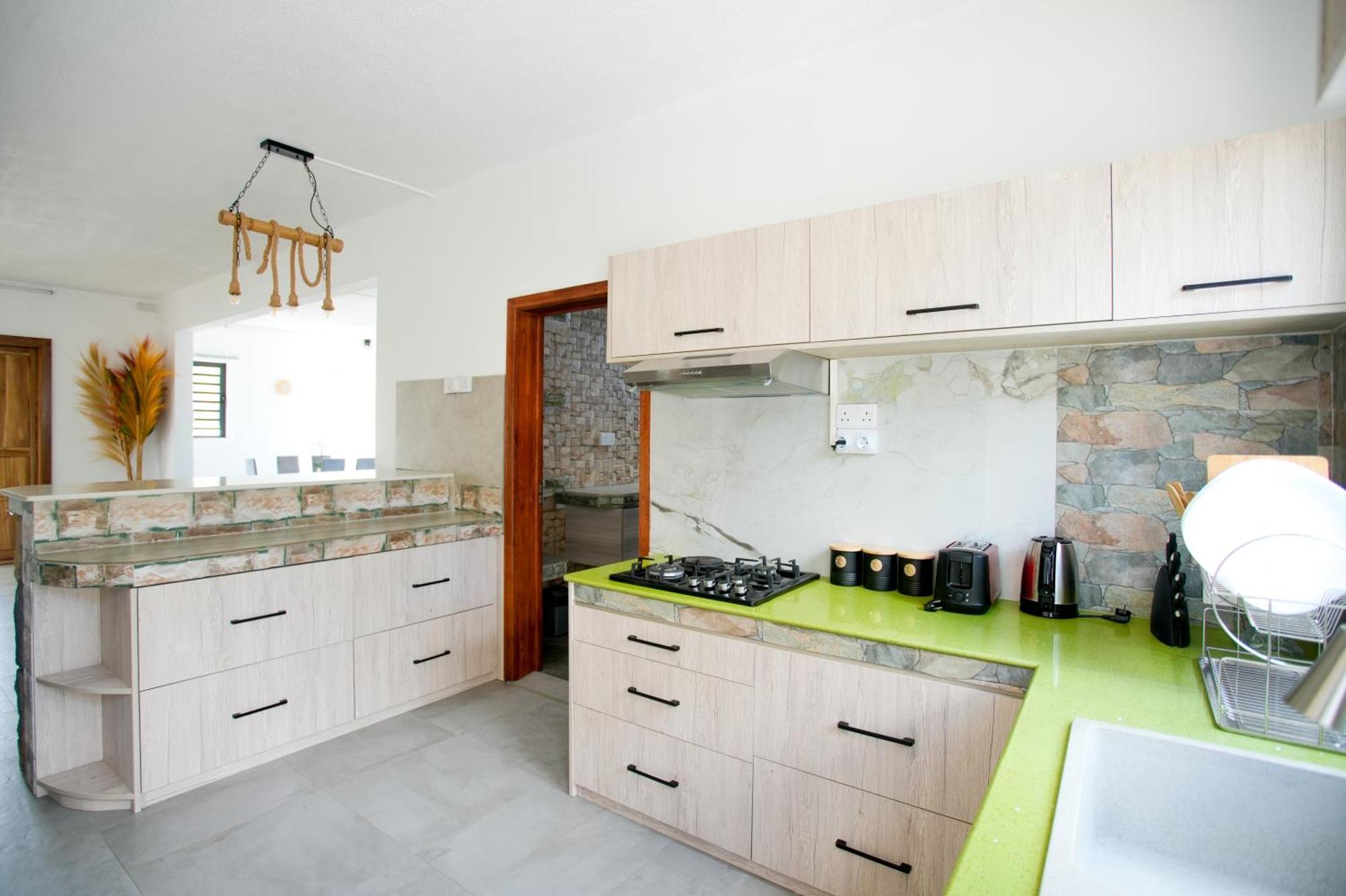 Villa Spacious 4 Bed With Bbq, Pool & Parking *