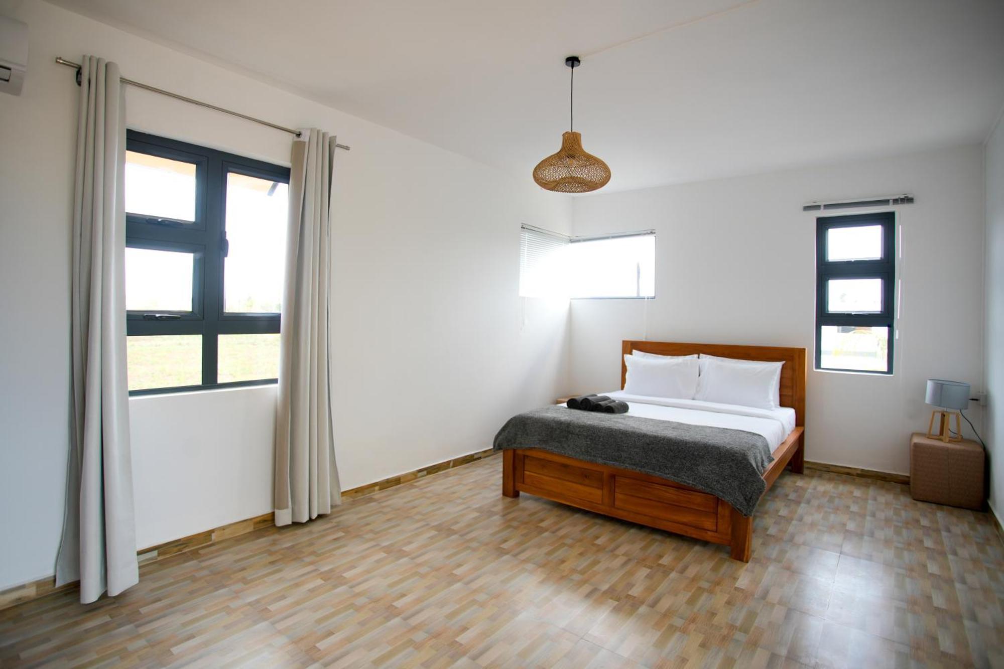 Spacious 4 Bed With Bbq, Pool & Parking *