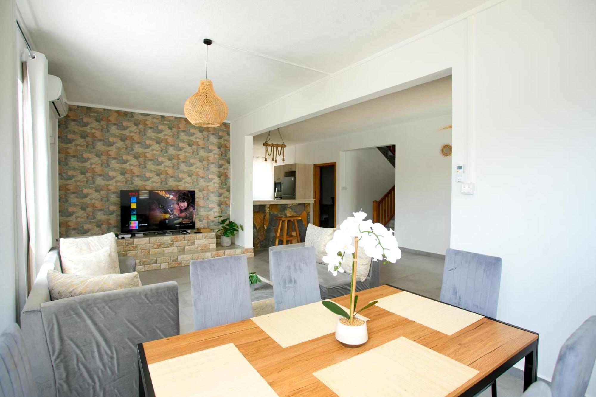 Villa Spacious 4 Bed With Bbq, Pool & Parking