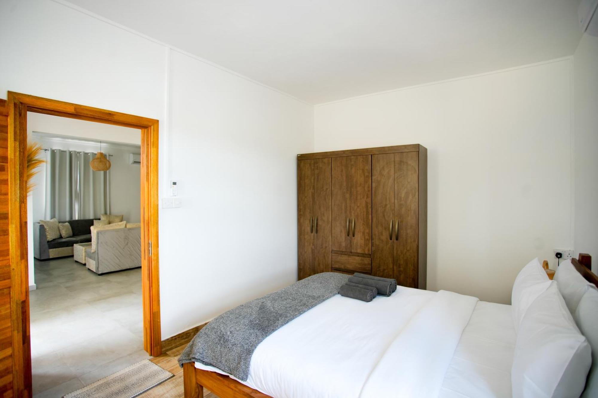Spacious 4 Bed With Bbq, Pool & Parking Villa *