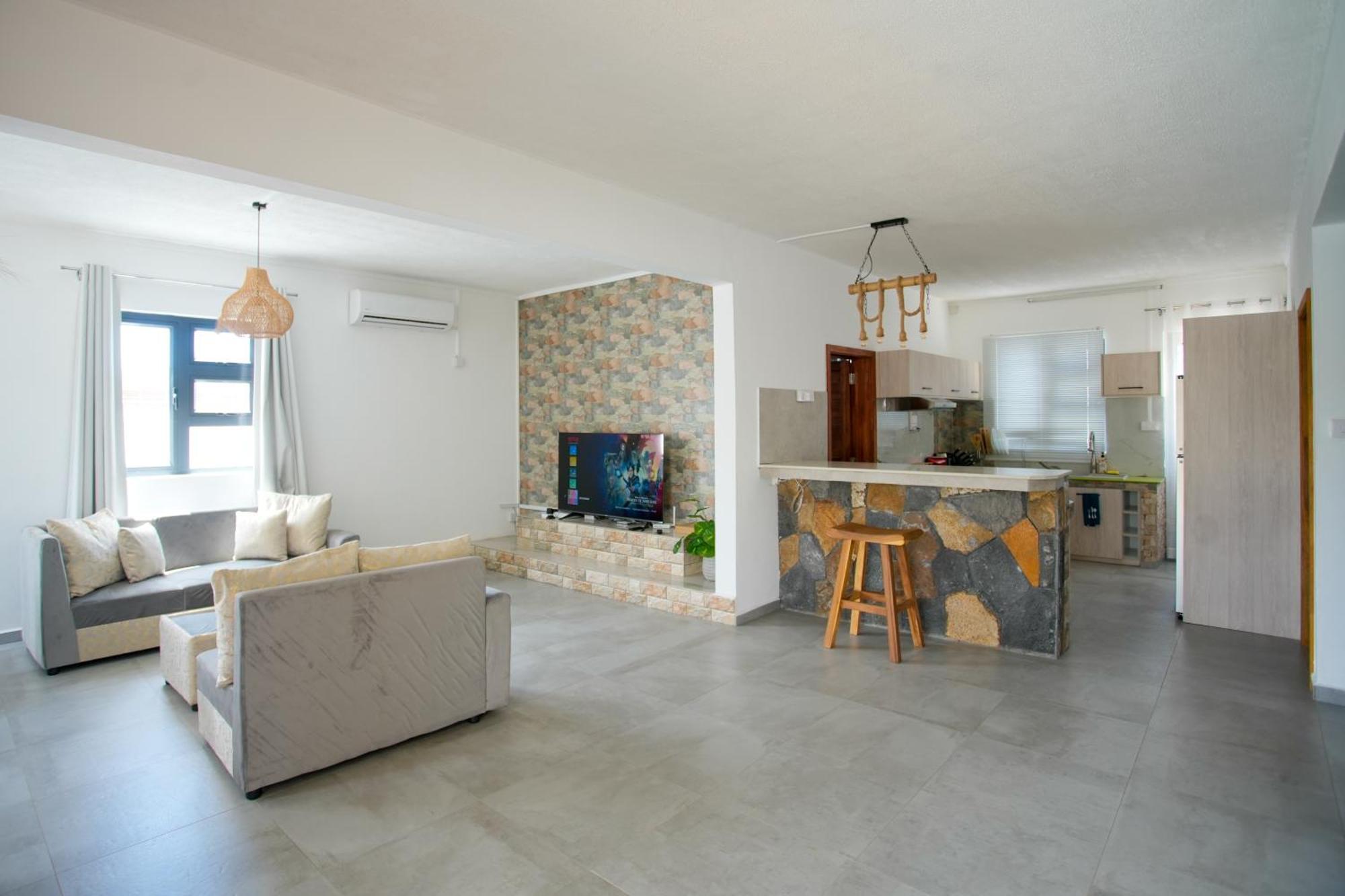 Spacious 4 Bed With Bbq, Pool & Parking *